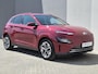 Hyundai Kona Electric EV Comfort 39 kWh / SOH 100% / 3 fase Laden/ 8 jaar Batterijgarantie/  Fabrieksgarantie tot 02-2027 / Dealer onderhouden / Batterijgarantie tot 02-2030 / WLTP 305 km stad 435 km / CSS snelladen / Warmtepomp / Stuur- & Stoelverwarming / Achteruitrijcamera / Apple Carplay Android Auto /