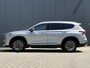 Hyundai Santa Fe 1.6 T-GDI PHEV Premium Sky 7p. SOH 100% / Elektrisch glazen panorama-dak / Automaat / All-season banden / Navigatie / Apple Carplay/Android Auto / Stoel verwarming/verkoeling / Airco separaat achter / Achter stoelverwarming / Cruise Control /