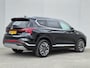 Hyundai Santa Fe 1.6 T-GDI PHEV Premium Sky / SOH 100% / Dealer onderhouden / Glazen schuif- en kanteldak / Head Up Display / Trekgewicht 1350 kg / Elektrische achterklep / Stuur- Stoel & Achterbank verwarming / Rondomzicht camera / Stoelventilatie /