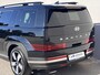 Hyundai Santa Fe 1.6 T-GDI PHEV Premium 4WD / Fabrieksgarantie tot 12-2029 / Dealer onderhouden / Afneembare Trekhaak / HUD / EAER 54 km / Camera 360° / Stoelventilatie / Stuur-, stoel- & achterbankverwarming / 20" LM wielen & All Season banden / | Achterbank verwarmd | Achteruitrij assistent | Afneembare trekhaak 1.010 kg