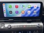 Hyundai Kona 1.6 GDI HEV Premium Sky / Fabrieksgarantie tot 10-2028 / Schuifdak / Leder / Camera 360° / Elektr. stoelen en klep / Stoelventilatie / Stuur-, stoel- en achterbankverwarming / Navi / Apple Carplay Android / 18" LM wielen / | 1.300 kg trekgewicht | 18-inch lichtmetalen velgen met 215/55 R18-banden | Abyss Black Pearl