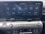 Hyundai Kona 1.6 GDI HEV Premium Sky / Fabrieksgarantie tot 10-2028 / Schuifdak / Leder / Camera 360° / Elektr. stoelen en klep / Stoelventilatie / Stuur-, stoel- en achterbankverwarming / Navi / Apple Carplay Android / 18" LM wielen / | 1.300 kg trekgewicht | 18-inch lichtmetalen velgen met 215/55 R18-banden | Abyss Black Pearl
