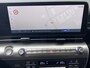 Hyundai Kona 1.6 GDI HEV Premium Sky / Fabrieksgarantie tot 10-2028 / Schuifdak / Leder / Camera 360° / Elektr. stoelen en klep / Stoelventilatie / Stuur-, stoel- en achterbankverwarming / Navi / Apple Carplay Android / 18" LM wielen / | 1.300 kg trekgewicht | 18-inch lichtmetalen velgen met 215/55 R18-banden | Abyss Black Pearl