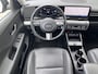 Hyundai Kona 1.6 GDI HEV Premium Sky / Fabrieksgarantie tot 10-2028 / Schuifdak / Leder / Camera 360° / Elektr. stoelen en klep / Stoelventilatie / Stuur-, stoel- en achterbankverwarming / Navi / Apple Carplay Android / 18" LM wielen / | 1.300 kg trekgewicht | 18-inch lichtmetalen velgen met 215/55 R18-banden | Abyss Black Pearl