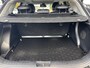 Hyundai Kona 1.6 GDI HEV Premium Sky / Fabrieksgarantie tot 10-2028 / Schuifdak / Leder / Camera 360° / Elektr. stoelen en klep / Stoelventilatie / Stuur-, stoel- en achterbankverwarming / Navi / Apple Carplay Android / 18" LM wielen / | 1.300 kg trekgewicht | 18-inch lichtmetalen velgen met 215/55 R18-banden | Abyss Black Pearl