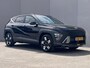 Hyundai Kona 1.6 GDI HEV Premium Sky / Fabrieksgarantie tot 10-2028 / Schuifdak / Leder / Camera 360° / Elektr. stoelen en klep / Stoelventilatie / Stuur-, stoel- en achterbankverwarming / Navi / Apple Carplay Android / 18" LM wielen / | 1.300 kg trekgewicht | 18-inch lichtmetalen velgen met 215/55 R18-banden | Abyss Black Pearl