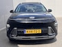 Hyundai Kona 1.6 GDI HEV Premium Sky / Fabrieksgarantie tot 10-2028 / Schuifdak / Leder / Camera 360° / Elektr. stoelen en klep / Stoelventilatie / Stuur-, stoel- en achterbankverwarming / Navi / Apple Carplay Android / 18" LM wielen / | 1.300 kg trekgewicht | 18-inch lichtmetalen velgen met 215/55 R18-banden | Abyss Black Pearl