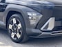 Hyundai Kona 1.6 GDI HEV Premium Sky / Fabrieksgarantie tot 10-2028 / Schuifdak / Leder / Camera 360° / Elektr. stoelen en klep / Stoelventilatie / Stuur-, stoel- en achterbankverwarming / Navi / Apple Carplay Android / 18" LM wielen / | 1.300 kg trekgewicht | 18-inch lichtmetalen velgen met 215/55 R18-banden | Abyss Black Pearl
