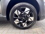 Hyundai Kona 1.6 GDI HEV Premium Sky / Fabrieksgarantie tot 10-2028 / Schuifdak / Leder / Camera 360° / Elektr. stoelen en klep / Stoelventilatie / Stuur-, stoel- en achterbankverwarming / Navi / Apple Carplay Android / 18" LM wielen / | 1.300 kg trekgewicht | 18-inch lichtmetalen velgen met 215/55 R18-banden | Abyss Black Pearl
