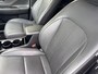 Hyundai Kona 1.6 GDI HEV Premium Sky / Fabrieksgarantie tot 10-2028 / Schuifdak / Leder / Camera 360° / Elektr. stoelen en klep / Stoelventilatie / Stuur-, stoel- en achterbankverwarming / Navi / Apple Carplay Android / 18" LM wielen / | 1.300 kg trekgewicht | 18-inch lichtmetalen velgen met 215/55 R18-banden | Abyss Black Pearl