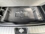 Hyundai Kona 1.6 GDI HEV Premium Sky / Fabrieksgarantie tot 10-2028 / Schuifdak / Leder / Camera 360° / Elektr. stoelen en klep / Stoelventilatie / Stuur-, stoel- en achterbankverwarming / Navi / Apple Carplay Android / 18" LM wielen / | 1.300 kg trekgewicht | 18-inch lichtmetalen velgen met 215/55 R18-banden | Abyss Black Pearl