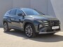 Hyundai Tucson 1.6 T-GDI PHEV Comfort Smart / Facelift Model / Head Up Display / Trekgewicht 1210 kg / Elektrische achterklep / Stuur- & Stoelverwarming / Achteruitrijcamera / Adaptief cruise control / EAER bereik 68 km bereik stad 87 km / Draadloze telefoon lader / Keyless Entry/Start /