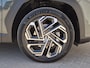 Hyundai Tucson 1.6 T-GDI PHEV Comfort Smart / Facelift Model / Head Up Display / Trekgewicht 1210 kg / Elektrische achterklep / Stuur- & Stoelverwarming / Achteruitrijcamera / Adaptief cruise control / EAER bereik 68 km bereik stad 87 km / Draadloze telefoon lader / Keyless Entry/Start /