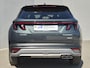 Hyundai Tucson 1.6 T-GDI PHEV Comfort Smart / Facelift Model / Head Up Display / Trekgewicht 1210 kg / Elektrische achterklep / Stuur- & Stoelverwarming / Achteruitrijcamera / Adaptief cruise control / EAER bereik 68 km bereik stad 87 km / Draadloze telefoon lader / Keyless Entry/Start /