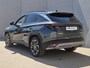 Hyundai Tucson 1.6 T-GDI PHEV Comfort Smart / Facelift Model / Head Up Display / Trekgewicht 1210 kg / Elektrische achterklep / Stuur- & Stoelverwarming / Achteruitrijcamera / Adaptief cruise control / EAER bereik 68 km bereik stad 87 km / Draadloze telefoon lader / Keyless Entry/Start /