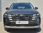 Hyundai Tucson 1.6 T-GDI PHEV Comfort Smart / Facelift Model / Head Up Display / Trekgewicht 1210 kg / Elektrische achterklep / Stuur- & Stoelverwarming / Achteruitrijcamera / Adaptief cruise control / EAER bereik 68 km bereik stad 87 km / Draadloze telefoon lader / Keyless Entry/Start /