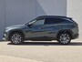 Hyundai Tucson 1.6 T-GDI PHEV Comfort Smart / Facelift Model / Head Up Display / Trekgewicht 1210 kg / Elektrische achterklep / Stuur- & Stoelverwarming / Achteruitrijcamera / Adaptief cruise control / EAER bereik 68 km bereik stad 87 km / Draadloze telefoon lader / Keyless Entry/Start /
