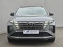 Hyundai Tucson 1.6 T-GDI HEV N Line Sky / Dealer onderhouden / Fabrieksgarantie tot 03-2027 / Trekhaak afneembaar / Panorama schuifdak / Trekgewicht 1650 kg / Navigatie / Apple Carplay Android / Elektrische achterklep / Stuur- Stoel & Achterbank verwarming / Rondomzicht camera /