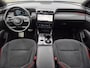 Hyundai Tucson 1.6 T-GDI HEV N Line Sky / Dealer onderhouden / Fabrieksgarantie tot 03-2027 / Trekhaak afneembaar / Panorama schuifdak / Trekgewicht 1650 kg / Navigatie / Apple Carplay Android / Elektrische achterklep / Stuur- Stoel & Achterbank verwarming / Rondomzicht camera /