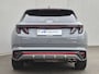 Hyundai Tucson 1.6 T-GDI HEV N Line Sky / Dealer onderhouden / Fabrieksgarantie tot 03-2027 / Trekhaak afneembaar / Panorama schuifdak / Trekgewicht 1650 kg / Navigatie / Apple Carplay Android / Elektrische achterklep / Stuur- Stoel & Achterbank verwarming / Rondomzicht camera /
