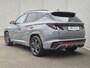 Hyundai Tucson 1.6 T-GDI HEV N Line Sky / Dealer onderhouden / Fabrieksgarantie tot 03-2027 / Trekhaak afneembaar / Panorama schuifdak / Trekgewicht 1650 kg / Navigatie / Apple Carplay Android / Elektrische achterklep / Stuur- Stoel & Achterbank verwarming / Rondomzicht camera /