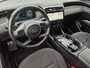 Hyundai Tucson 1.6 T-GDI HEV N Line Sky / Dealer onderhouden / Fabrieksgarantie tot 03-2027 / Trekhaak afneembaar / Panorama schuifdak / Trekgewicht 1650 kg / Navigatie / Apple Carplay Android / Elektrische achterklep / Stuur- Stoel & Achterbank verwarming / Rondomzicht camera /