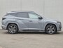 Hyundai Tucson 1.6 T-GDI HEV N Line Sky / Dealer onderhouden / Fabrieksgarantie tot 03-2027 / Trekhaak afneembaar / Panorama schuifdak / Trekgewicht 1650 kg / Navigatie / Apple Carplay Android / Elektrische achterklep / Stuur- Stoel & Achterbank verwarming / Rondomzicht camera /