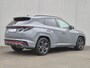 Hyundai Tucson 1.6 T-GDI HEV N Line Sky / Dealer onderhouden / Fabrieksgarantie tot 03-2027 / Trekhaak afneembaar / Panorama schuifdak / Trekgewicht 1650 kg / Navigatie / Apple Carplay Android / Elektrische achterklep / Stuur- Stoel & Achterbank verwarming / Rondomzicht camera /
