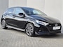 Hyundai i20 1.0 T-GDI Premium / Navigatie via Apple Carplay of Android Auto / Stuur- & Stoel verwarming / Achteruitrijcamera / Cruise control / Parkeersensoren achter / Climate control / Trekgewicht 1110 kg /
