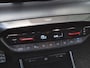 Hyundai i20 1.0 T-GDI Premium / Navigatie via Apple Carplay of Android Auto / Stuur- & Stoel verwarming / Achteruitrijcamera / Cruise control / Parkeersensoren achter / Climate control / Trekgewicht 1110 kg /