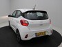 Hyundai i10 1.0 Comfort Smart 5-zits / Navigatie / Cruise Control / LMV / 5-Persoons / Airco / Stoelverwarming voor / Stuurwiel verwarming / Parkeersensoren achter / Achteruitrijcamera / Apple CarPlay & Android Auto / Fabrieksgarantie tot 26-05-2030 /