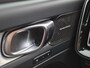 Volvo XC40 1.5 T5 Recharge Plus Dark / All season banden / Harman/Kardon Audio Systeem / Park Assist Pack & Seat Pack / Trekgewicht 1.800 kg / Stuur- & Stoelverwarming / Navigatie d.m.v. Apple Carplay/Android auto / Achteruitrijcamera /