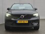 Volvo XC40 1.5 T5 Recharge Plus Dark / All season banden / Harman/Kardon Audio Systeem / Park Assist Pack & Seat Pack / Trekgewicht 1.800 kg / Stuur- & Stoelverwarming / Navigatie d.m.v. Apple Carplay/Android auto / Achteruitrijcamera /