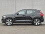 Volvo XC40 1.5 T5 Recharge Plus Dark / All season banden / Harman/Kardon Audio Systeem / Park Assist Pack & Seat Pack / Trekgewicht 1.800 kg / Stuur- & Stoelverwarming / Navigatie d.m.v. Apple Carplay/Android auto / Achteruitrijcamera /