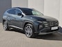 Hyundai Tucson 1.6 T-GDI PHEV Comfort Smart / Facelift Model / Dealer onderhouden / Fabrieksgarantie tot 09-2029 / Head Up Display / Trekgewicht 1210 kg / Elektrische achterklep / Achteruitrijcamera / Draadloze telefoon lader / Apple Carplay Android Auto / Stuur- & Stoelverwarming / Keyless Entry/Start /