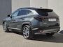 Hyundai Tucson 1.6 T-GDI PHEV Comfort Smart / Facelift Model / Dealer onderhouden / Fabrieksgarantie tot 09-2029 / Head Up Display / Trekgewicht 1210 kg / Elektrische achterklep / Achteruitrijcamera / Draadloze telefoon lader / Apple Carplay Android Auto / Stuur- & Stoelverwarming / Keyless Entry/Start /