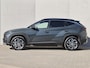 Hyundai Tucson 1.6 T-GDI PHEV Comfort Smart / Facelift Model / Dealer onderhouden / Fabrieksgarantie tot 09-2029 / Head Up Display / Trekgewicht 1210 kg / Elektrische achterklep / Achteruitrijcamera / Draadloze telefoon lader / Apple Carplay Android Auto / Stuur- & Stoelverwarming / Keyless Entry/Start /
