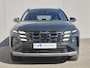 Hyundai Tucson 1.6 T-GDI PHEV Comfort Smart / Facelift Model / Dealer onderhouden / Fabrieksgarantie tot 09-2029 / Head Up Display / Trekgewicht 1210 kg / Elektrische achterklep / Achteruitrijcamera / Draadloze telefoon lader / Apple Carplay Android Auto / Stuur- & Stoelverwarming / Keyless Entry/Start /