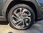 Hyundai Tucson 1.6 T-GDI PHEV Comfort Smart / Facelift Model / Dealer onderhouden / Fabrieksgarantie tot 09-2029 / Head Up Display / Trekgewicht 1210 kg / Elektrische achterklep / Achteruitrijcamera / Draadloze telefoon lader / Apple Carplay Android Auto / Stuur- & Stoelverwarming / Keyless Entry/Start /