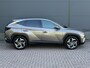 Hyundai Tucson 1.6 T-GDI PHEV Comfort Smart 4WD / Dealer Onderhouden / Trekhaak / SOH 100% / 1350KG Trekgewicht / Fabrieksgarantie tot 01-2029 / Stuur & Stoelverwarming / Elektrische Achterklep / Navigatie / Adaptief cruise control / Apple Carplay Android Auto / Krell Audio Systeem / Keyless Entry & Start /