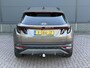 Hyundai Tucson 1.6 T-GDI PHEV Comfort Smart 4WD / Dealer Onderhouden / Trekhaak / SOH 100% / 1350KG Trekgewicht / Fabrieksgarantie tot 01-2029 / Stuur & Stoelverwarming / Elektrische Achterklep / Navigatie / Adaptief cruise control / Apple Carplay Android Auto / Krell Audio Systeem / Keyless Entry & Start /
