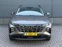 Hyundai Tucson 1.6 T-GDI PHEV Comfort Smart 4WD / Dealer Onderhouden / Trekhaak / SOH 100% / 1350KG Trekgewicht / Fabrieksgarantie tot 01-2029 / Stuur & Stoelverwarming / Elektrische Achterklep / Navigatie / Adaptief cruise control / Apple Carplay Android Auto / Krell Audio Systeem / Keyless Entry & Start /