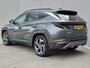Hyundai Tucson 1.6 T-GDI PHEV Comfort Smart 4WD / SOH 100% / Dealer onderhouden / Fabrieksgarantie tot 06-2027 / Trekhaak afneembaar / Trekgewicht 1350 kg / Stuur- & Stoelverwarming / Achteruitrijcamera / Elektrische achterklep / Adaptief cruise control /