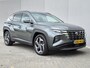 Hyundai Tucson 1.6 T-GDI PHEV Comfort Smart 4WD / SOH 100% / Dealer onderhouden / Fabrieksgarantie tot 06-2027 / Trekhaak afneembaar / Trekgewicht 1350 kg / Stuur- & Stoelverwarming / Achteruitrijcamera / Elektrische achterklep / Adaptief cruise control /