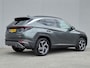 Hyundai Tucson 1.6 T-GDI PHEV Comfort Smart 4WD / SOH 100% / Dealer onderhouden / Fabrieksgarantie tot 06-2027 / Trekhaak afneembaar / Trekgewicht 1350 kg / Stuur- & Stoelverwarming / Achteruitrijcamera / Elektrische achterklep / Adaptief cruise control /