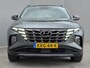 Hyundai Tucson 1.6 T-GDI PHEV Comfort Smart 4WD / SOH 100% / Dealer onderhouden / Fabrieksgarantie tot 06-2027 / Trekhaak afneembaar / Trekgewicht 1350 kg / Stuur- & Stoelverwarming / Achteruitrijcamera / Elektrische achterklep / Adaptief cruise control /