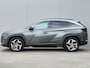 Hyundai Tucson 1.6 T-GDI PHEV Comfort Smart 4WD / SOH 100% / Dealer onderhouden / Fabrieksgarantie tot 06-2027 / Trekhaak afneembaar / Trekgewicht 1350 kg / Stuur- & Stoelverwarming / Achteruitrijcamera / Elektrische achterklep / Adaptief cruise control /