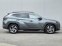 Hyundai Tucson 1.6 T-GDI PHEV Comfort Smart 4WD / SOH 100% / Dealer onderhouden / Fabrieksgarantie tot 06-2027 / Trekhaak afneembaar / Trekgewicht 1350 kg / Stuur- & Stoelverwarming / Achteruitrijcamera / Elektrische achterklep / Adaptief cruise control /