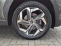 Hyundai Tucson 1.6 T-GDI PHEV Comfort Smart 4WD / SOH 100% / Dealer onderhouden / Fabrieksgarantie tot 06-2027 / Trekhaak afneembaar / Trekgewicht 1350 kg / Stuur- & Stoelverwarming / Achteruitrijcamera / Elektrische achterklep / Adaptief cruise control /