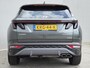 Hyundai Tucson 1.6 T-GDI PHEV Comfort Smart 4WD / SOH 100% / Dealer onderhouden / Fabrieksgarantie tot 06-2027 / Trekhaak afneembaar / Trekgewicht 1350 kg / Stuur- & Stoelverwarming / Achteruitrijcamera / Elektrische achterklep / Adaptief cruise control /